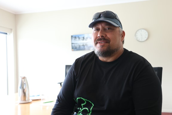 Pounamu artist Lewis Gardiner recipient of the Manaaki Tāonga Award.