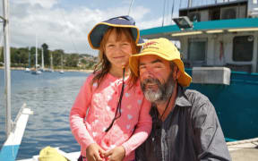 Que Langdon and her father, Alan.