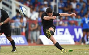 Dan Carter kicks against Samoa 2015