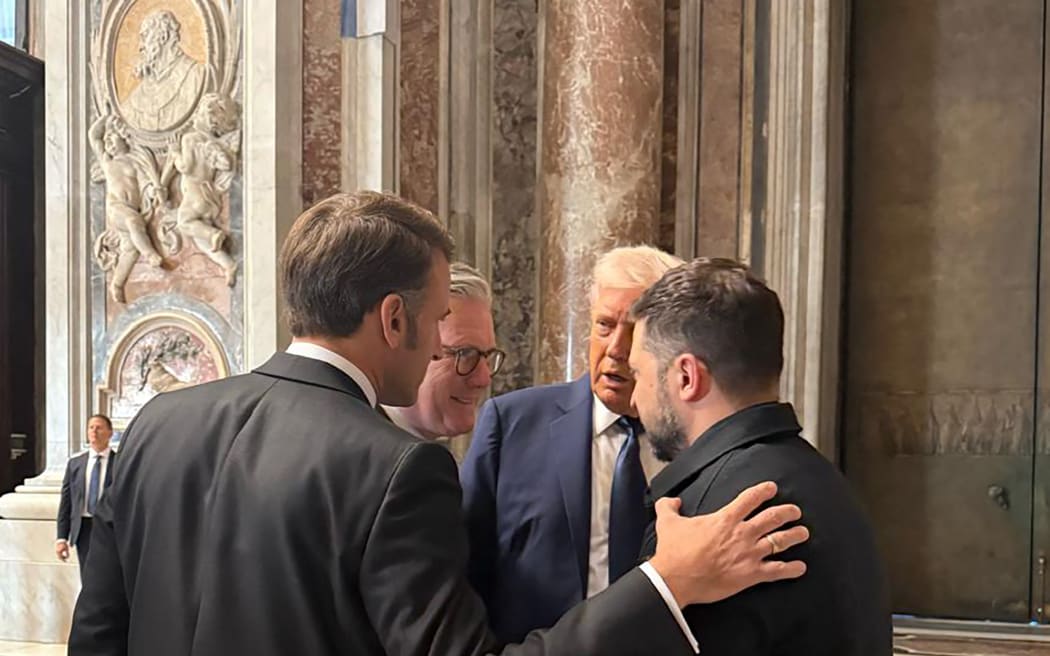 France's President Emmanuel Macron, Britain's Prime Minister Keir Starmer and US President Donald Trump speak with Ukraine's President Volodymyr Zelensky on the sidelines of Pope Francis's funeral at St. Peter's Basilica at the Vatican. (Photo by Handout / UKRAINIAN PRESIDENTIAL PRESS SERVICE / AFP) / RESTRICTED TO EDITORIAL USE - MANDATORY CREDIT "AFP PHOTO / UKRAINIAN PRESIDENTIAL PRESS SERVICE" - NO MARKETING NO ADVERTISING CAMPAIGNS - DISTRIBUTED AS A SERVICE TO CLIENTS