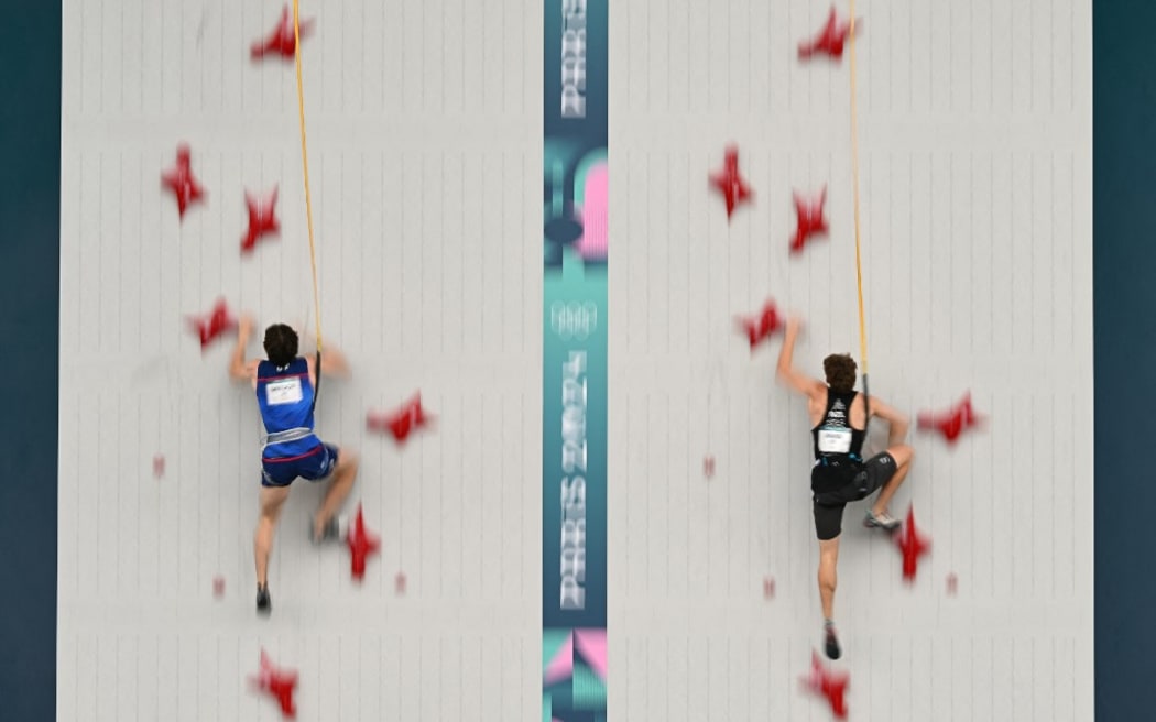 US' Sam Watson (L) and  New Zealand's Julian David compete in  a men's sport climbing speed quarter-final during the Paris 2024 Olympic Games at Le Bourget Sport Climbing Venue in Le Bourget on August 8, 2024. (Photo by Fabrice COFFRINI / AFP)