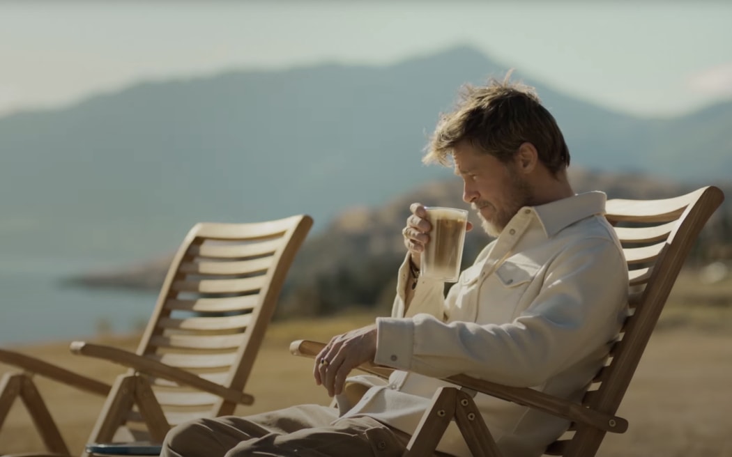 A screenshot of Brat Pitt in Taika Waititi's De'Longhi coffee machine advertisement.