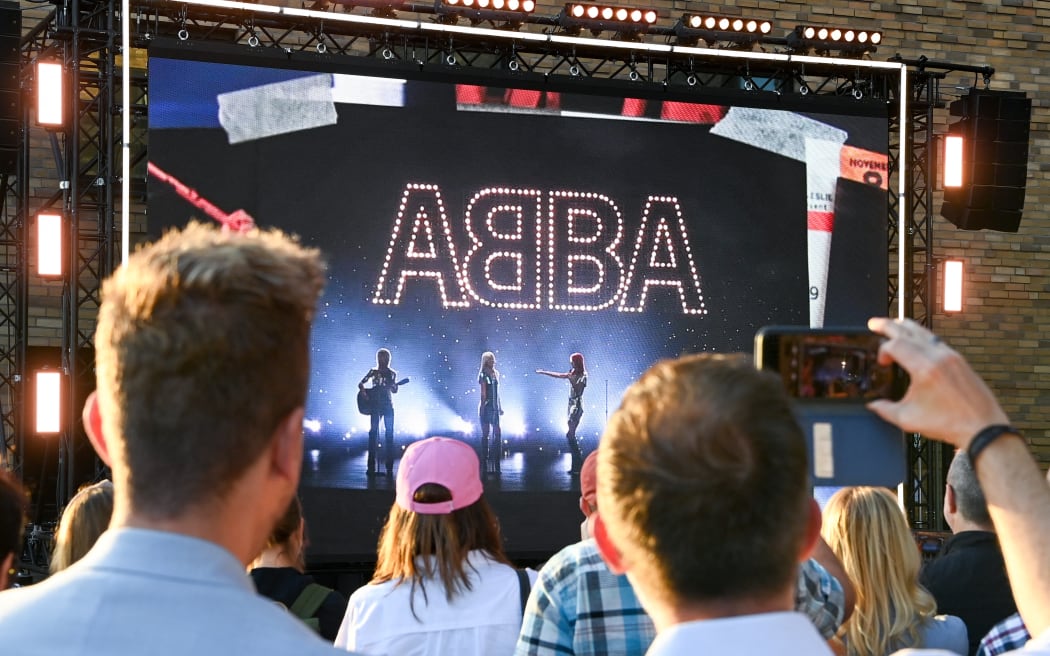 At the Abba event "Abba Voyage" at the hotel "nhow Berlin" a new album and a hologram show of the band Abba is announced in front of fans. Press conferences on the new plans of the band Abba take place.