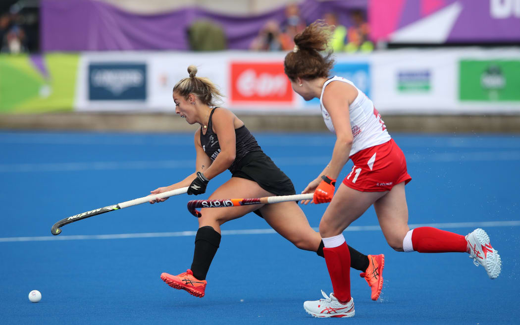 Alex Lukin of New Zealand and Holly Hunt of England.
England v New Zealand Black Sticks Women's Hockey Semi Final at the University of Birmingham Hockey and Squash Centre, Birmingham, England on Friday 5 August 2022.
Birmingham 2022 Commonwealth Games.
Mandatory credit: Matthew Impey / www.photosport.nz