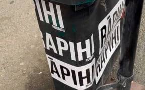 Hohepa Thompson's RĀPIHI te reo Māori rubbish bin sticker.