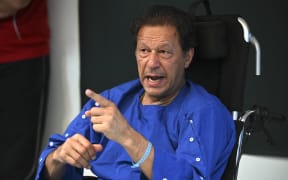 In this picture taken on on November 4, 2022, Pakistan's former prime minister Imran Khan addresses the media representatives at a hospital in Lahore, a day after an assassination attempt on him. - The assassination attempt on Khan and his accusation it was a plot involving a senior intelligence officer has pushed Pakistan into a "dangerous phase", analysts say. (Photo by Arif ALI / AFP)