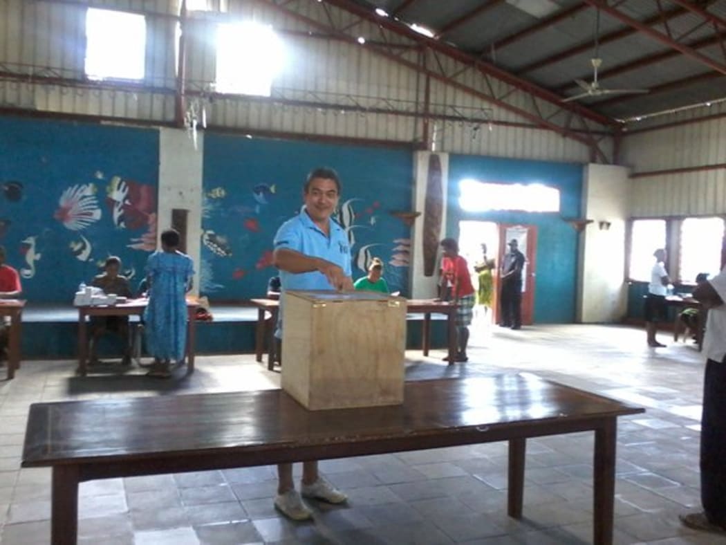 Jailed former Vanuatu PM Moana Carcasses casts his vote