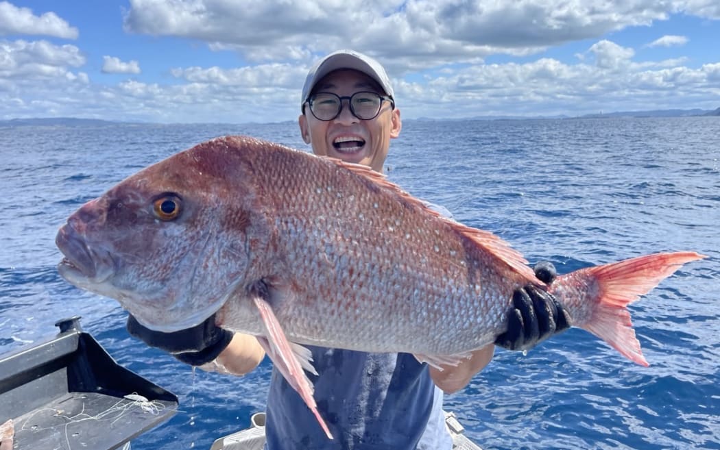 Ming Guan, a Chinese fishing enthusiast from Auckland, urges people to follow New Zealand’s fishing rules and to always prioritize water safety.
