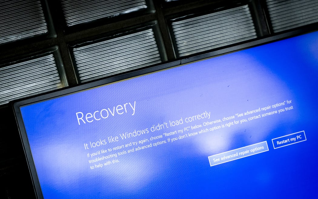 A Windows glitch was seen on a screen at a TUI counter at Schiphol Airport. The airport is experiencing problems due to a massive global computer failure and said the outage could affect flights to and from the airport.
