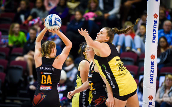 Pulse's Elle Temu defends Magic's Monica Falkner.