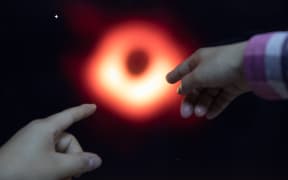 Chinese researchers discuss the imaging methods of the image of the black hole in Shanghai Astronomical Observatory.