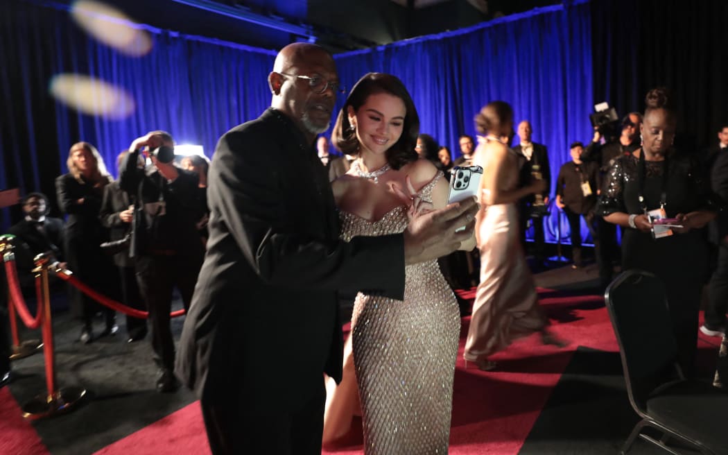 HOLLYWOOD, CALIFORNIA - MARCH 02: In this handout photo provided by The Academy, (L-R) Samuel L. Jackson and Selena Gomez pose backstage during the 97th Annual Oscars at Dolby Theatre on March 02, 2025 in Hollywood, California.   Al Seib/The Academy via Getty Images/AFP (Photo by Handout / GETTY IMAGES NORTH AMERICA / Getty Images via AFP)