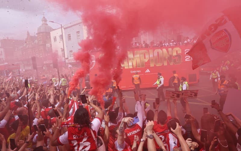 Football: Arsenal paint London red with victory parade after Premier ...