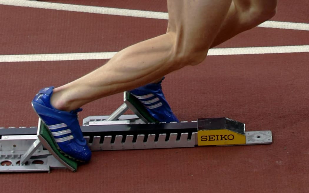 No caption


050806 man men athlete male sprint runner preparation staring blocks