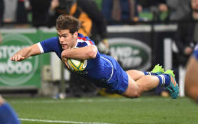 Damian Penaud of France scores a try against Australia 2021.