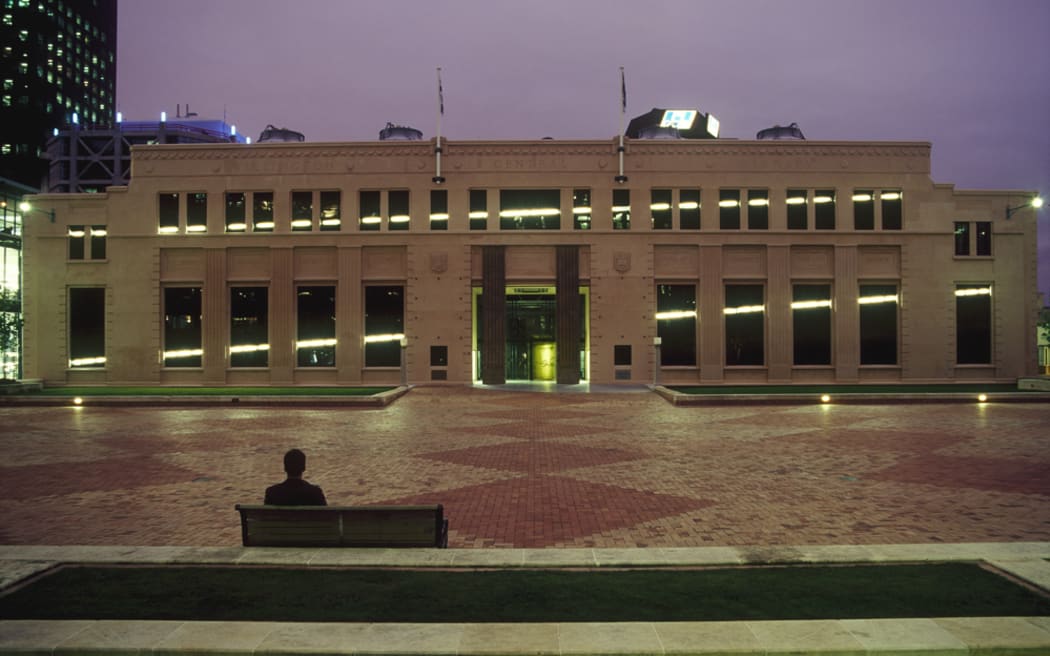 Bill Culbert and Ralph Hotere's Fault on the City Gallery facade in 1997