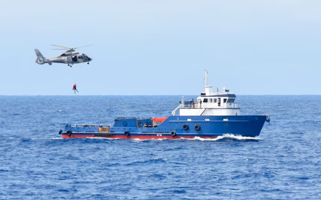 フランス領ポリネシアの軍隊、国家憲兵隊、麻薬取締局の地方支部が迎撃に関与した。