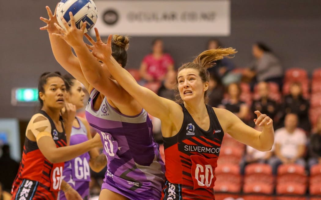 Mainland Tactix captain Jess Mclennan contesting the ball in round one against the Northern Stars