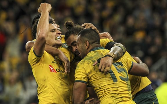 Australias Kurtley Beale (R) celebrates with Lukhan Salakaia (C) and Matt Toomua (L) after beating the All Blacks in Perth