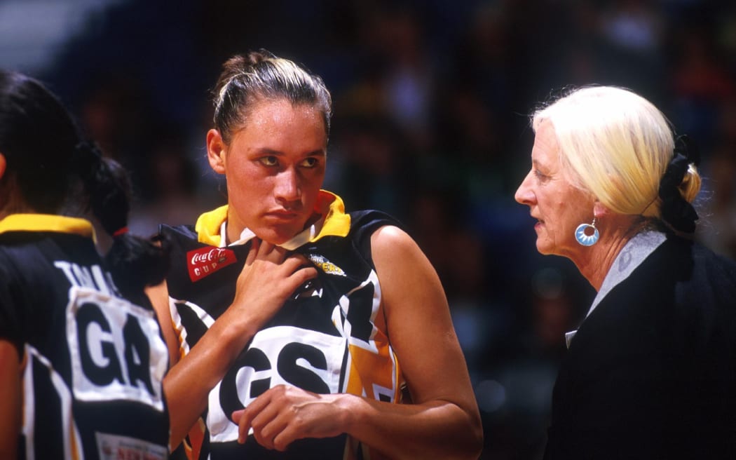 Lois Muir talks with Capital Shakers goal shoot Jodi Brown in 1999