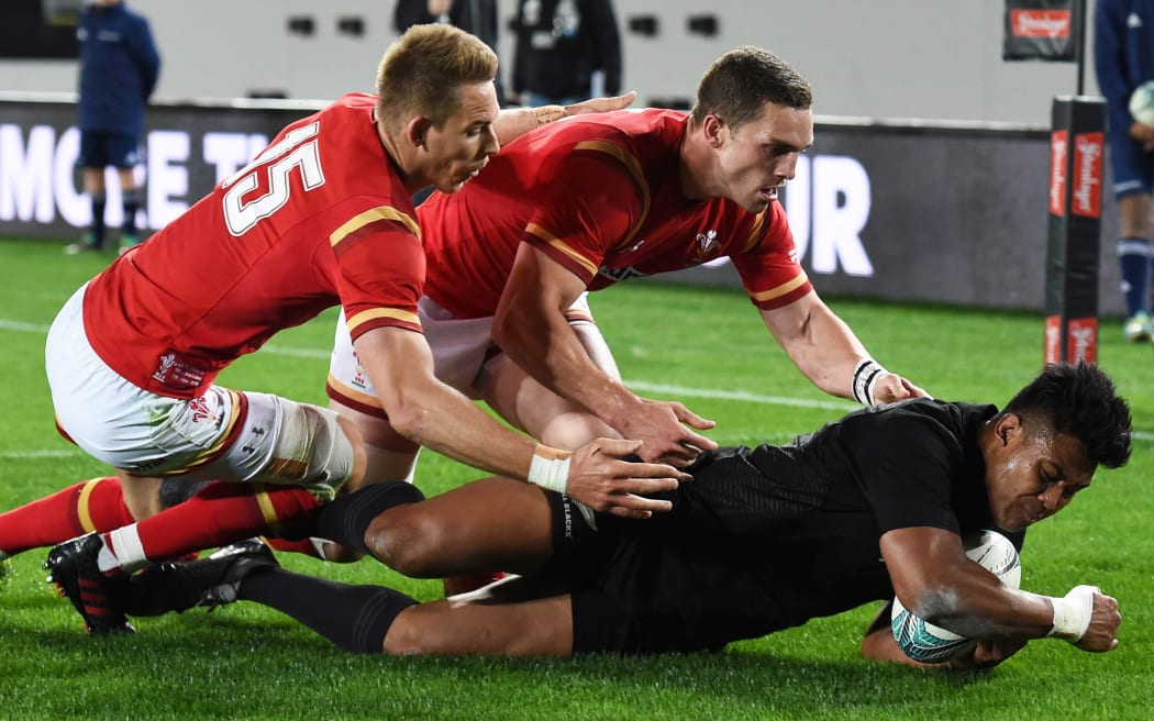 Julian Savea scores the All Blacks first try.