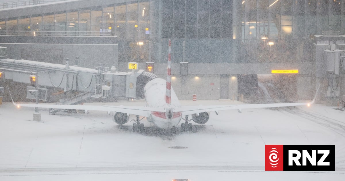 US storm leaves 850,000 without power, forces 10,000 flight ...
