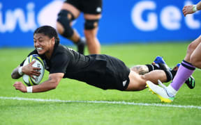 Renee Wickliffe of New Zealand scores a try against Scotland, 2022.