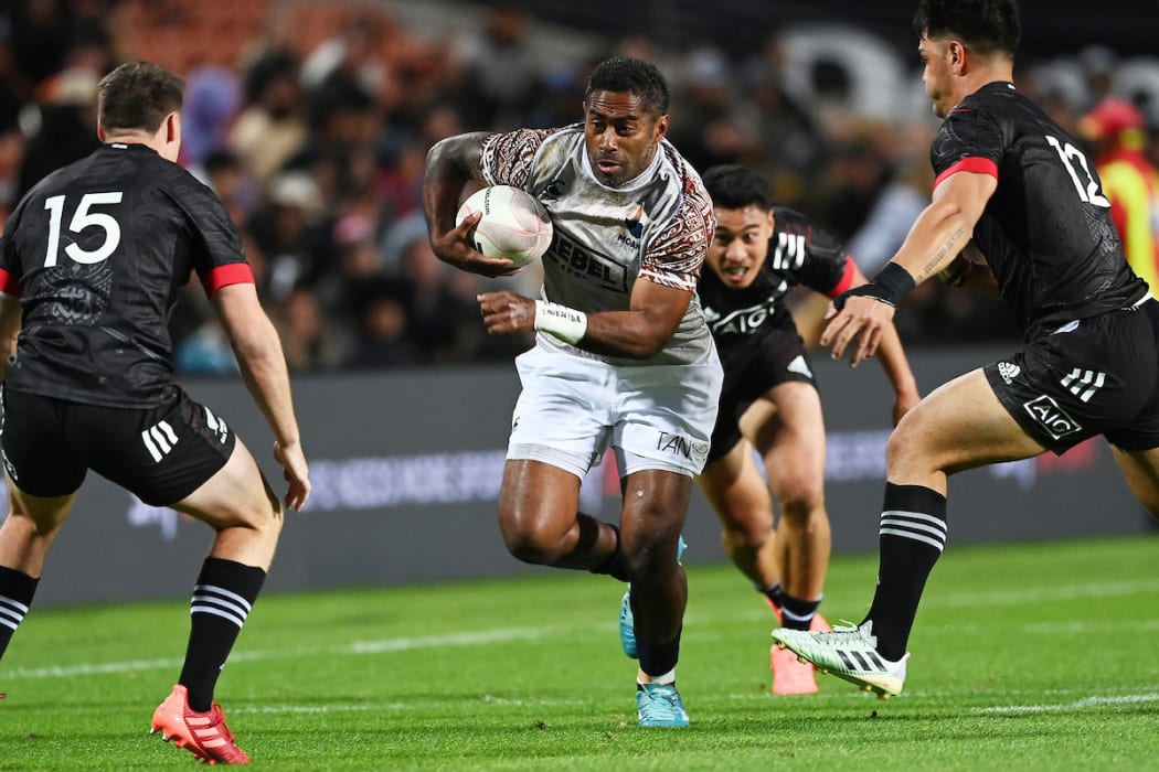 Asaeli Tikoroituma takes on the Māori All Blacks defence.