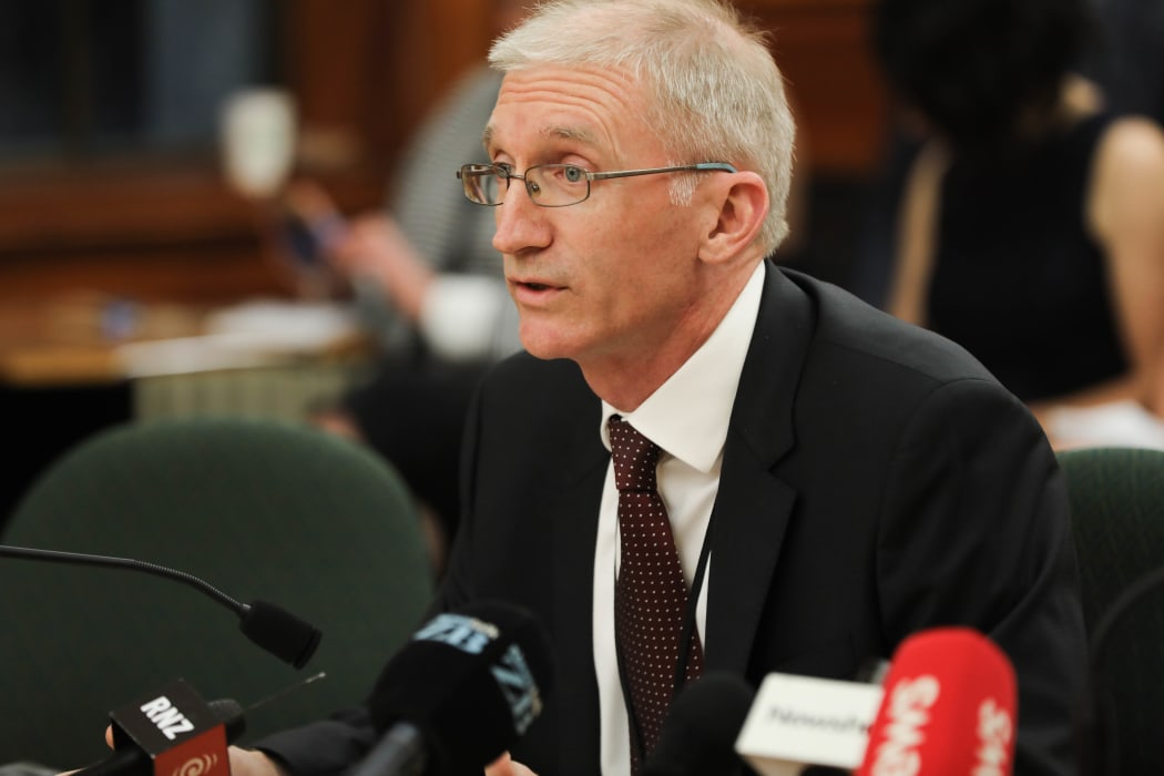 A Ministry of Foreign Affairs and Trade deputy secretary Jeff Langley gives a briefing on Manus Island refugees to a select committee.