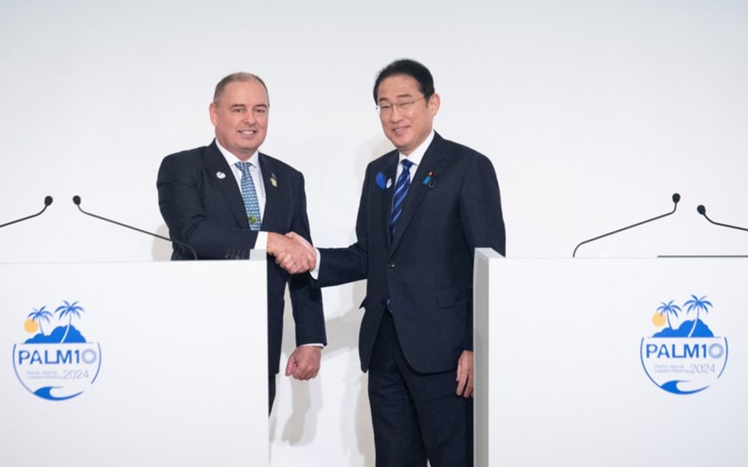 Cook Islands' Prime Minister Mark Brown (L) and Japan's Prime Minister Fumio Kishida shake hands during the joint press conference following the 10th Pacific Islands Leaders Meeting (PALM10) in Tokyo on July 18, 2024. [Yuichi Yamazaki / AFP]