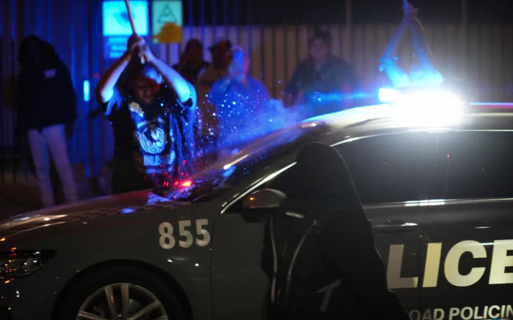 About 400 rioters gathered outside the hospital, with some demanding Jefferson Lewis be handed over for traditional "payback".