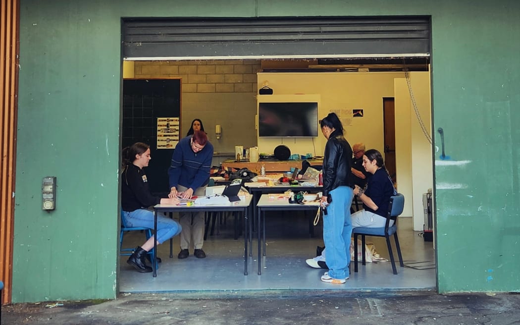 Students in the Toioho ki Āpiti studio.