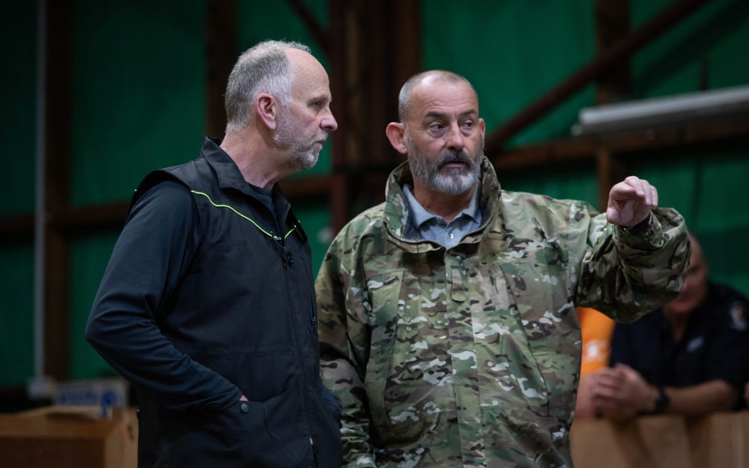 Dogs trainer Dick Staal and NZDF's Alan Inkpen at a NZDF training seminar