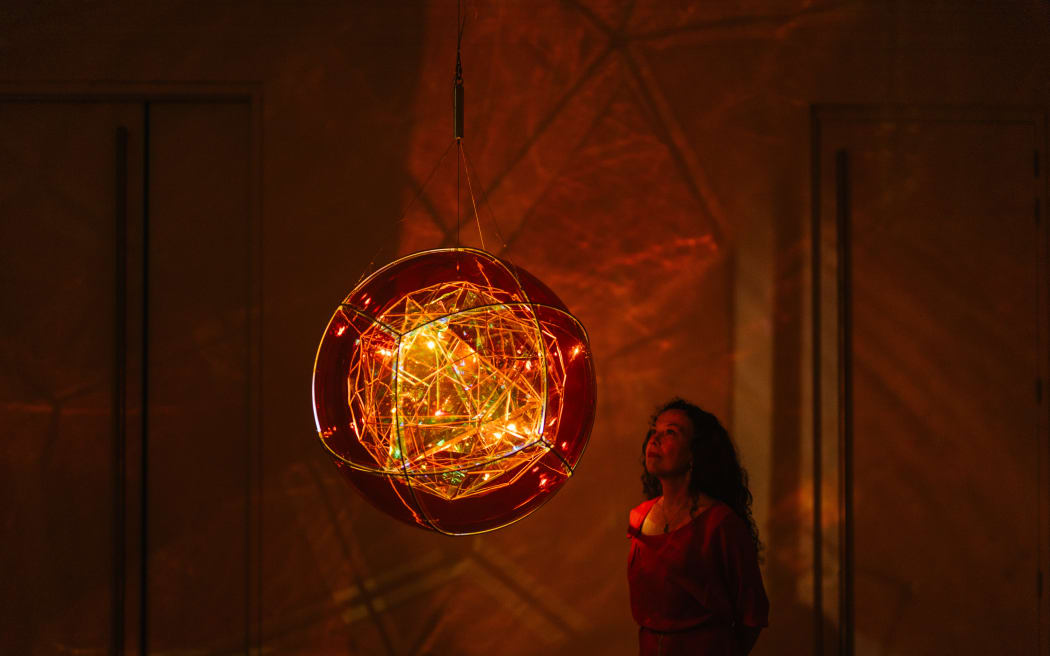 Olafur Eliasson, Firefly biosphere (falling magma star), 2023