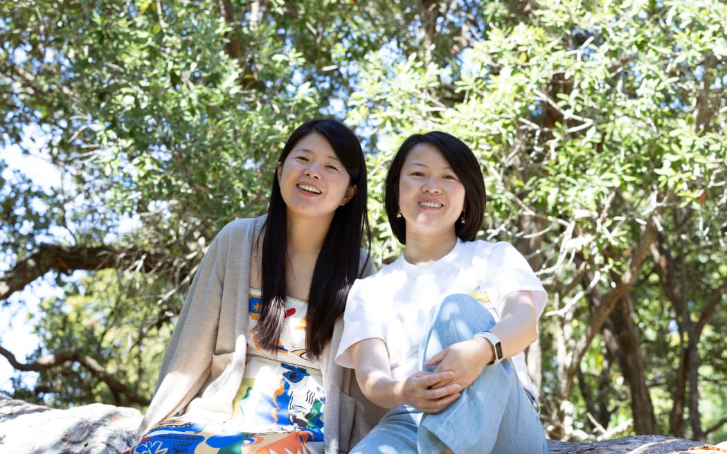 Two young Chinese comedians, Summer Xia and Annie Guo, who immigrated to New Zealand about a decade ago, are set to debut their first solo stand-up shows at the New Zealand International Comedy Festival, which opens on May 2.