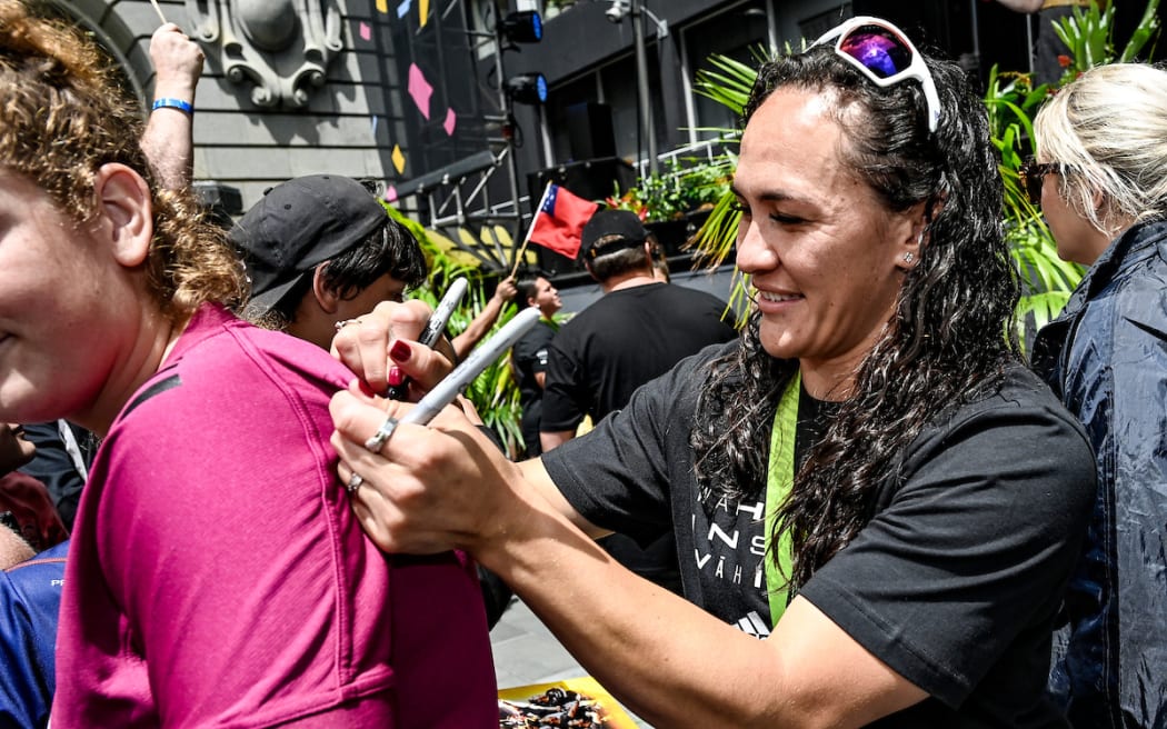 Portia Woodman of New Zealand signs autographs for fans and supporters.
New Zealand Black Ferns Thank You Aotearoa - Celebrate #LikeaBlackFern event at Te Komititanga Square, Auckland, New Zealand on Sunday 13 November 2022. Mandatory credit: Alan Lee / www.photosport.nz