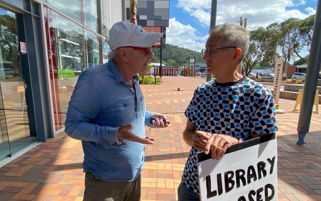 Whangārei’s Jan Miller (left) airs his concerns about Whangārei central library’s Sunday closure with fellow ratepayer Greg Waite