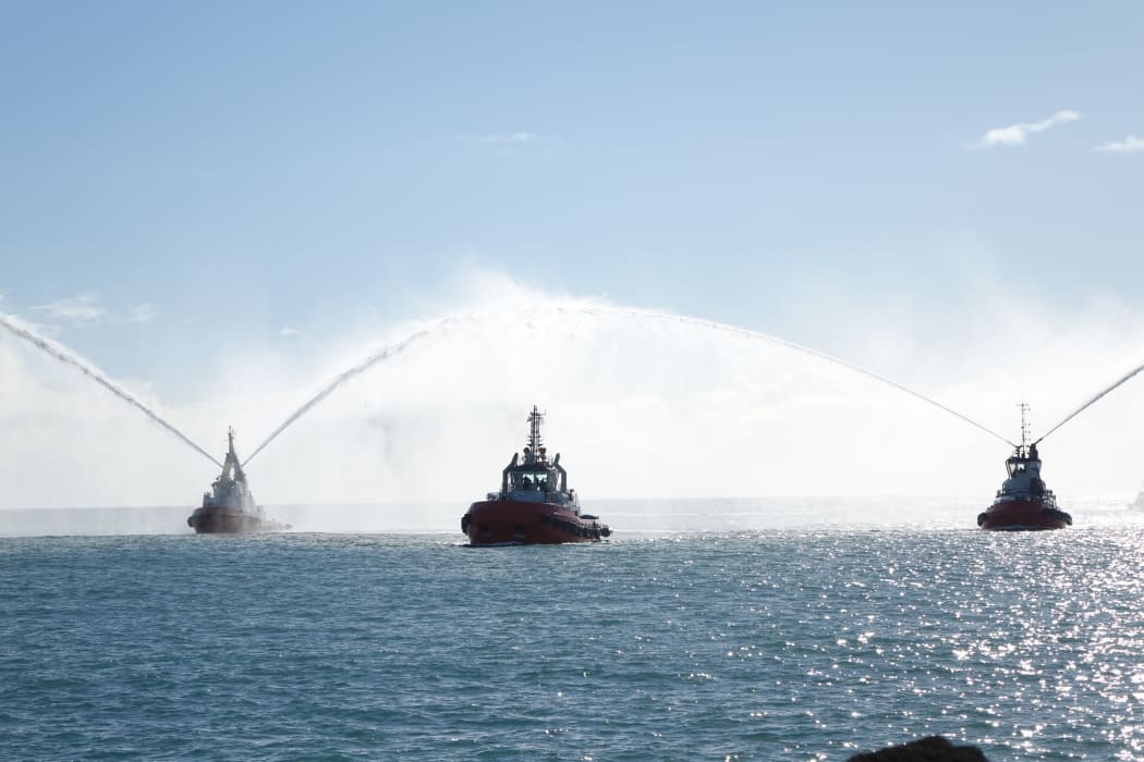 Tugboat, Kīnaki, arriving in New Plymouth.