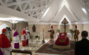 EDITORS NOTE: Graphic content / This photo taken on April 21, 2025 and handout on April 22, 2025 by The Vatican Media shows Pope Francis in his open coffin during the rite of the Confirmation of the Death of the Pontiff at the Chapel of Santa Marta in The Vatican. (Photo by Handout / VATICAN MEDIA / AFP) / RESTRICTED TO EDITORIAL USE - MANDATORY CREDIT "AFP PHOTO / VATICAN MEDIA" - NO MARKETING - NO ADVERTISING CAMPAIGNS - DISTRIBUTED AS A SERVICE TO CLIENTS
