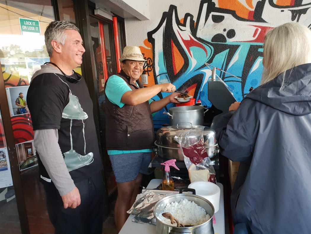 Ngāti Hine is holding BBQs, cake-stalls and raffles to fund a road trip through New Zealand and Australia, seeking approval to negotiate its own Treaty settlement .