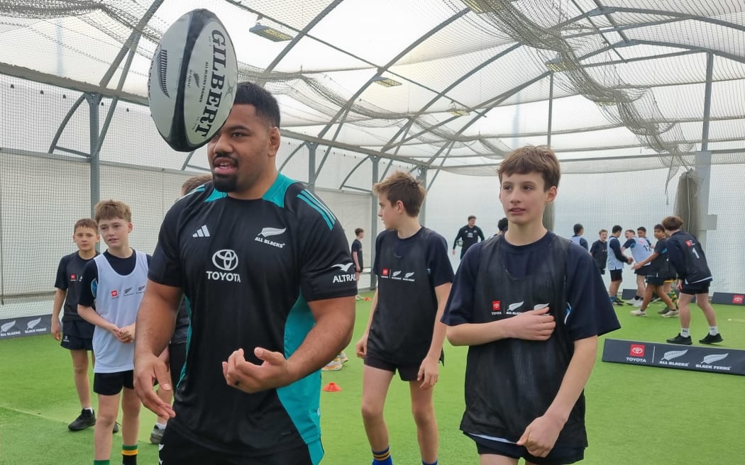 All Blacks hooker Samisoni Taukei'aho takes young rugby players through some drills.