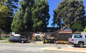 Miscellaneous items line the footpath of Grove Street address