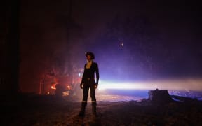 A firefighter stands as a wildfire spreads in the area close to the beach of Cazaux lac, near La Teste-de-Buch, southwestern France, on July 15, 2022. - In a context of strong heat on the southern half of the country, the firemen still face two aggressive forest fires in Gironde, with more than 5.000 hectares burned and more than 10.000 people evacuated since July 12, 2022, and fight from now on a "virulent" fire near Avignon. (Photo by THIBAUD MORITZ / AFP)