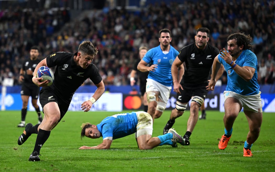 Cam Roigard of New Zealand breaks with the ball to score his team's fourth try (Photo by Hannah Peters/Getty Images)
