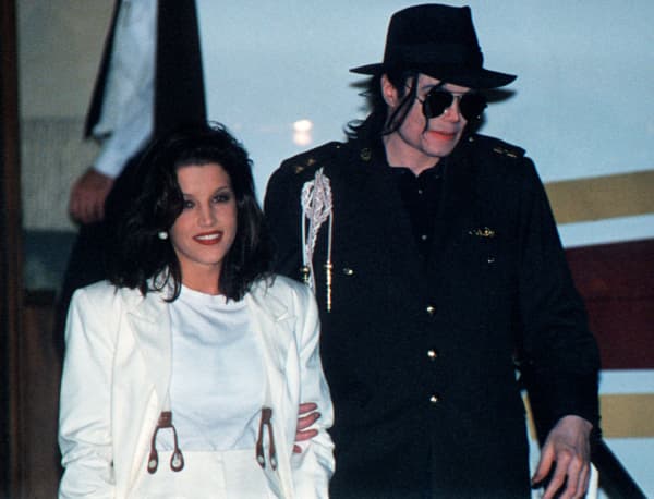 US pop star Michael Jackson and his wife Lisa Marie Presley arrive at Budapest's airport 6 August, 1994.