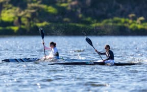 Aimee Fisher (L) and Lisa Carrington (R) on Lake Karapiro in 2022.