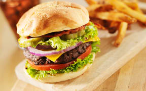 bacon cheeseburger with lettuce and tomato