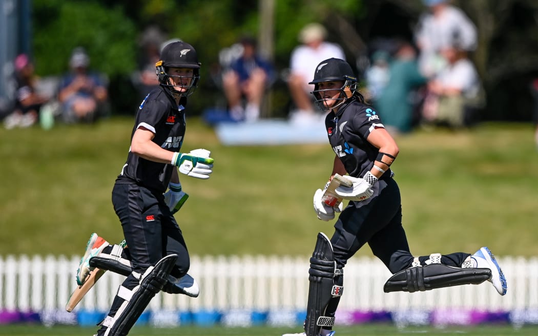 Maddy Green and Amelia Kerr of the White Ferns