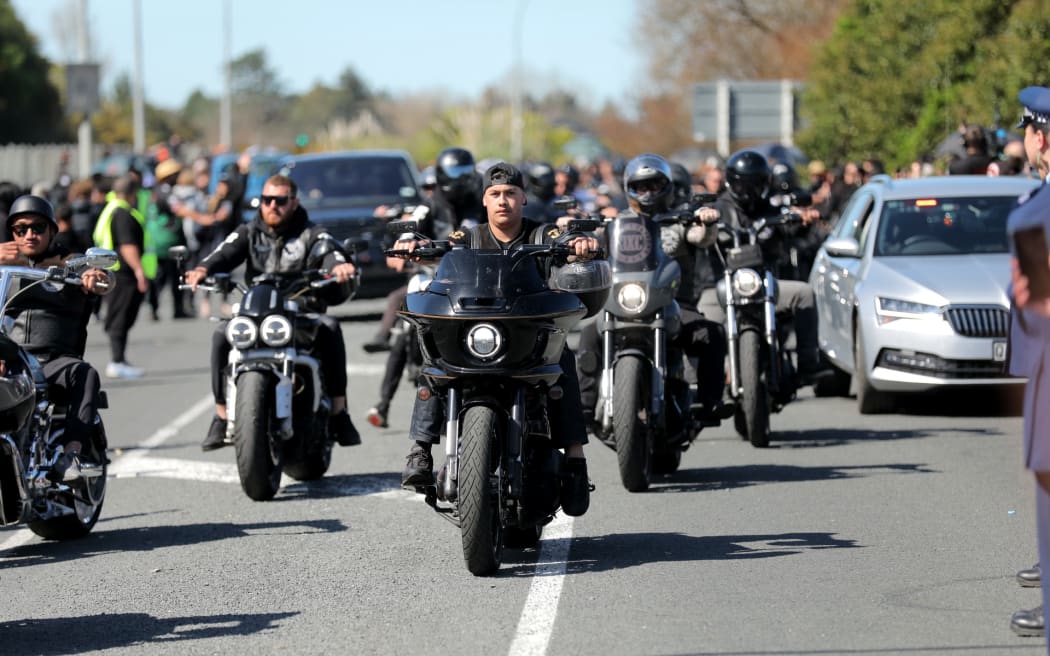 Supporters on motorbikes await Kiingi Tuheitia's body arrival at Taupiri maunga