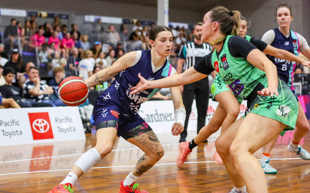 Tauranga Whai's Morgan Yaeger takes on the Tokomanawa Queens defence during the Tauihi Basketball Aotearoa final at the Queen Elizabeth Youth Centre in Tauranga. 22 Dec, 2024.
